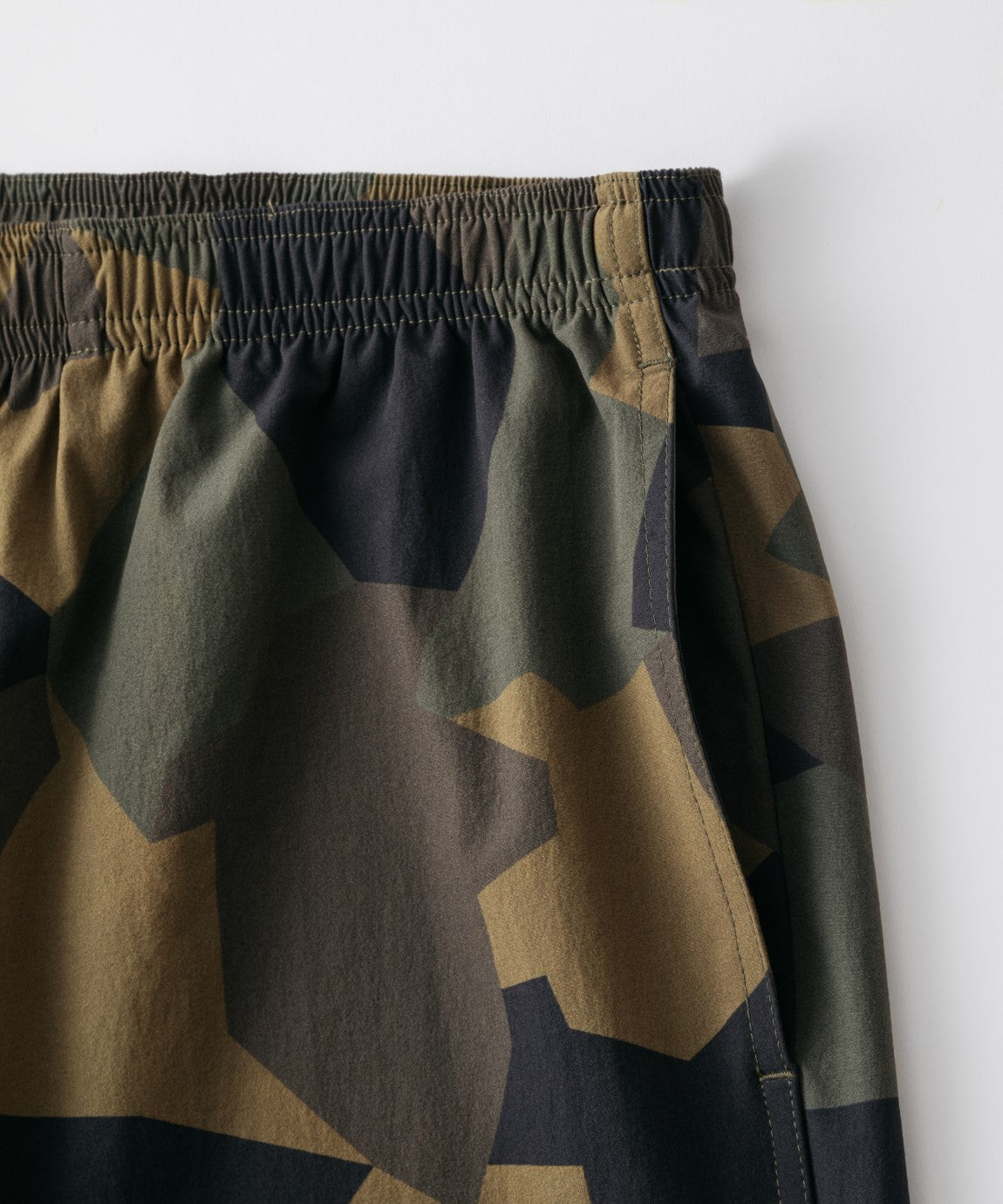 エラスティック ナイロン プリント ショーツ│ELASTICNYLONPRINT SHORTS<GRAPHIC CAMO>