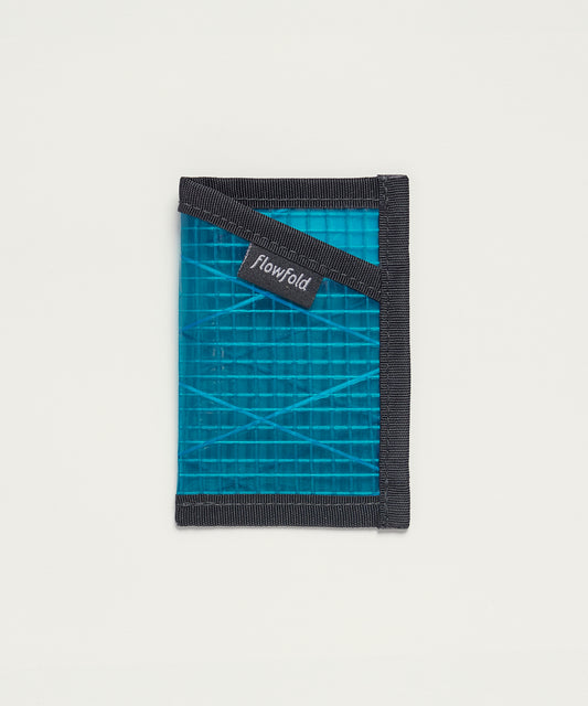 [Flowfold フローフォールド] リサイクル セイルクロス ミニマリスト カードホルダー ウォレット ❘ RECYCLED SAILCLOTH MINIMALIST CARD HOLDER WALLET [CYAN SAILCLOTH]