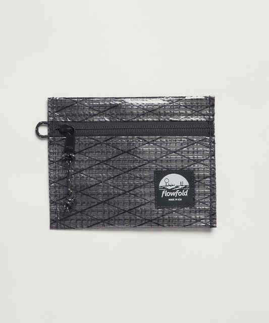 [Flowfold フローフォールド] リサイクル セイルクロス ボイジャー ジッパーポーチ S ❘ RECYCLED SAILCLOTH VOYAGER ZIPPER POUCH SMALL [BLACK SAILCLOTH]