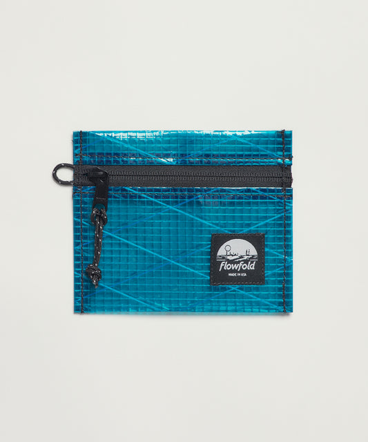 [Flowfold フローフォールド] リサイクル セイルクロス ボイジャー ジッパーポーチ S ❘ RECYCLED SAILCLOTH VOYAGER ZIPPER POUCH SMALL [CYAN SAILCLOTH]