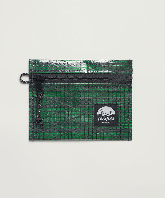 [Flowfold フローフォールド] リサイクル セイルクロス ボイジャー ジッパーポーチ S ❘ RECYCLED SAILCLOTH VOYAGER ZIPPER POUCH SMALL [GREEN SAILCLOTH]