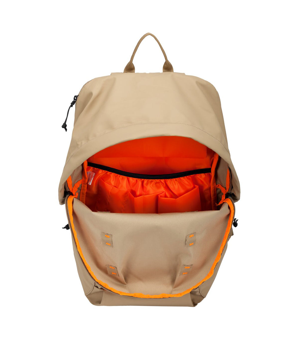[ELLIKER エリカー] Kiln - Hooded Zip Backpack 22L ❘ キルン - フード付きジップバックパック22L [SAND]