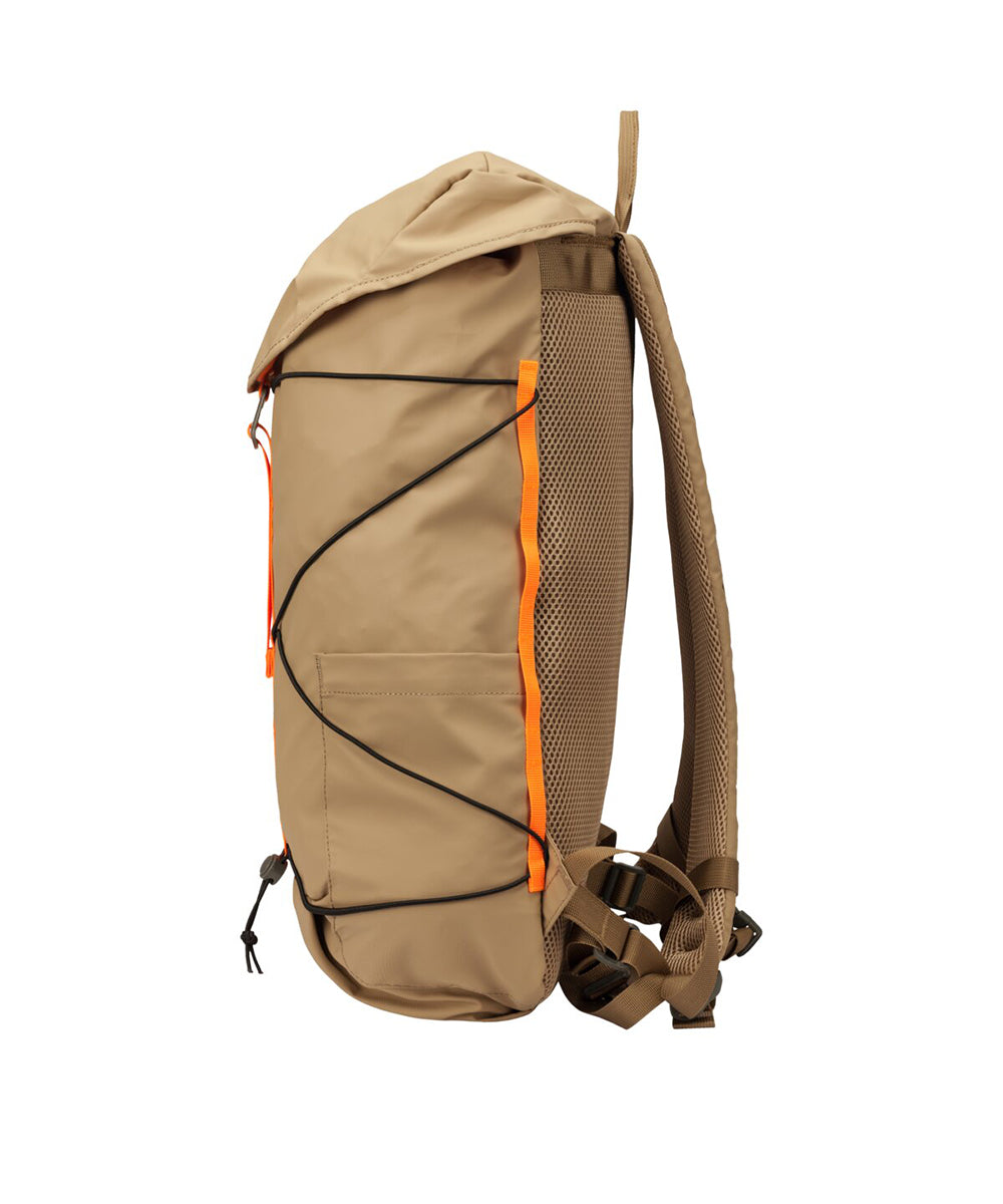 [ELLIKER エリカー] Wharfe - Flapover Backpack 22L | ワーフェ - フラップオーバーバックパック22L [SAND]