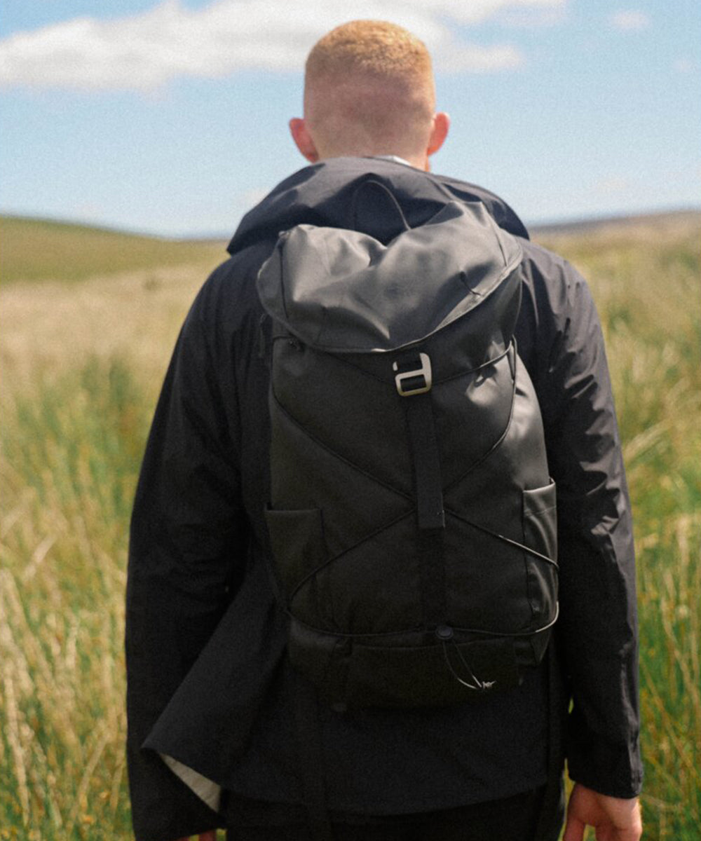 [ELLIKER エリカー] Wharfe - Flapover Backpack 22L | ワーフェ - フラップオーバーバックパック22L [BLACK]